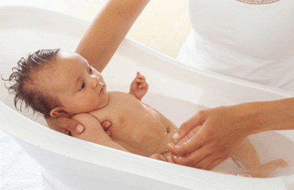 Mẹo chăm sóc trẻ sơ sinh mùa hè