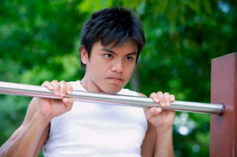 Động tác bơi ếch với xà đơn treo tường